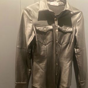 Thin leather button jacket